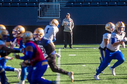 MIKAELA MACKENZIE / WINNIPEG FREE PRESS

Coach Mike O'Shea at Bombers practice at IG Field in Winnipeg on Thursday, Nov. 4, 2021. For --- story.
Winnipeg Free Press 2021.