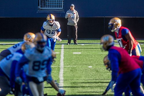 MIKAELA MACKENZIE / WINNIPEG FREE PRESS

Coach Mike O'Shea at Bombers practice at IG Field in Winnipeg on Thursday, Nov. 4, 2021. For --- story.
Winnipeg Free Press 2021.