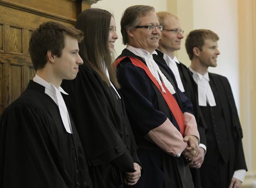 Brandon Sun MAKING THE BAR -- Justice John Menzies, centre, was flanked by siblings Marycia and Philip Sieklicki, left, and Bryan Webber and Patrick Sullivan, right, at the bench following their swearing-in ceremony at the Brandon Court House on Wednesday. FOR IAN  (Bruce Bumstead/Brandon Sun)