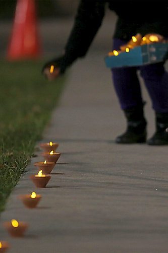 SHANNON VANRAES / WINNIPEG FREE PRESS
Diyas illuminated a sidewalks near École South Pointe School during a Diwali celebration on November 4, 2021.