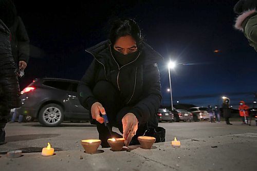 SHANNON VANRAES / WINNIPEG FREE PRESS
Arsh Uppal lights a diya during Diwali celebrations at École South Pointe School on November 4, 2021.