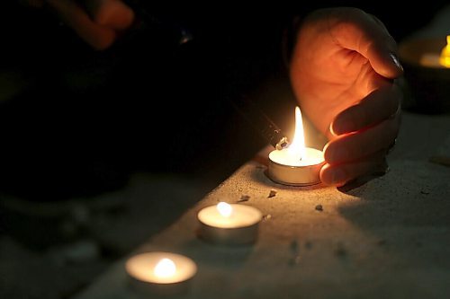 SHANNON VANRAES / WINNIPEG FREE PRESS
Arsh Uppal lights a diya during Diwali celebrations at École South Pointe School on November 4, 2021.