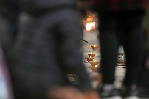 SHANNON VANRAES / WINNIPEG FREE PRESS
Diyas illuminated the parking lot of École South Pointe School during a Diwali celebration on November 4, 2021.