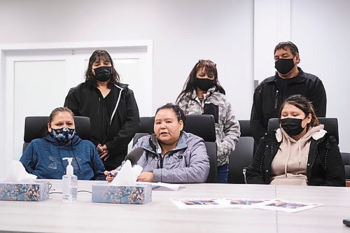 MIKE DEAL / WINNIPEG FREE PRESS
Tracy Muswagon (centre), auntie to Klarissa Muswagon speaks for the family, (Klarissa's mother Lisa front left).
The family of Klarissa Muswagon who has gone missing in Winnipeg where she has been living traveled from Norway House Cree Nation to share information Friday morning at Manitoba Keewatinowi Okimakanak's (MKO) office on Ellice Avenue.
See Julia-Simone story
211105 - Friday, November 05, 2021.