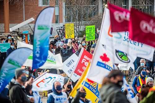 MIKAELA MACKENZIE / WINNIPEG FREE PRESS

UMFA members, students and supporters rally at the University of Manitoba in Winnipeg on Friday, Nov. 5, 2021. Standup.
Winnipeg Free Press 2021.