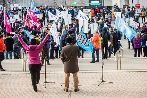 MIKAELA MACKENZIE / WINNIPEG FREE PRESS

UMFA president Orvie Dingwall leads some clapping before a rally of UMFA members, students and supporters at the University of Manitoba in Winnipeg on Friday, Nov. 5, 2021. Standup.
Winnipeg Free Press 2021.