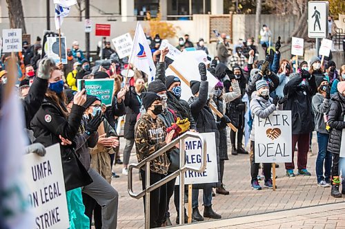 MIKAELA MACKENZIE / WINNIPEG FREE PRESS

UMFA members, students and supporters rally at the University of Manitoba in Winnipeg on Friday, Nov. 5, 2021. Standup.
Winnipeg Free Press 2021.