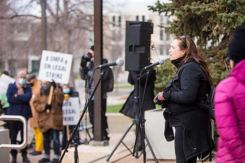 MIKAELA MACKENZIE / WINNIPEG FREE PRESS

Lynda Balneaves, associate professor of nursing, speaks at a rally of UMFA members, students and supporters at the University of Manitoba in Winnipeg on Friday, Nov. 5, 2021. Standup.
Winnipeg Free Press 2021.