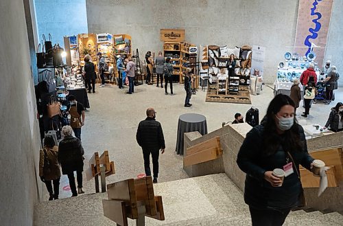 JESSICA LEE / WINNIPEG FREE PRESS

Shoppers at WAG on November 5, 2021 attend the Crafted artisan market.










