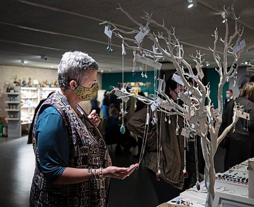 JESSICA LEE / WINNIPEG FREE PRESS

A woman takes in handcrafted jewelry at WAG on November 5, 2021.









