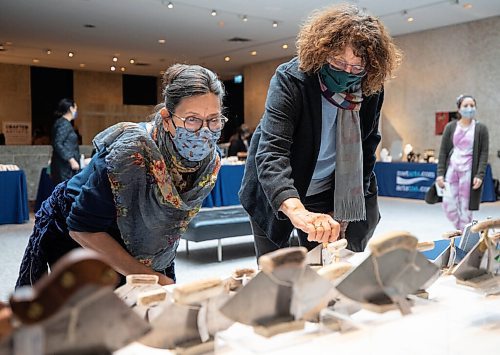 JESSICA LEE / WINNIPEG FREE PRESS

Clare Whiteman (left) and Ellen Karlinsky look at ulu knives on display and for sale by Inuvik craftsman Rory Voudrach on November 5, 2021 at WAG as part of the Crafted artisan market. 








