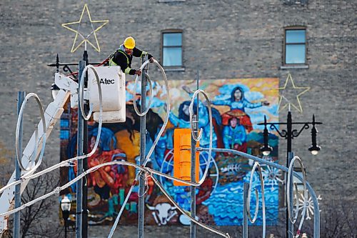 JOHN WOODS / WINNIPEG FREE PRESS
A crew works on installing Christmas lights on Main St in Winnipeg on Sunday, November 7, 2021. 

Re: standup