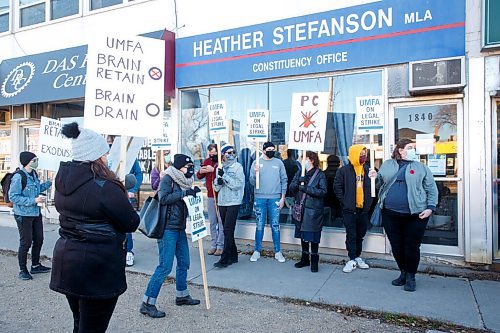 MIKE DEAL / WINNIPEG FREE PRESS
University of Manitoba Faculty Association (UMFA) members and students arrive at Premier Heather Stefansons constituency office Monday morning to conduct a sit-in.
211108 - Monday, November 08, 2021.