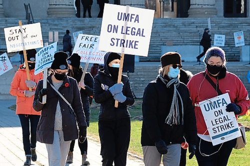 MIKE DEAL / WINNIPEG FREE PRESS
Students and members of UMFA rally in support of nursing educators on the steps of the Manitoba Legislative building Tuesday afternoon.
211109 - Tuesday, November 09, 2021.