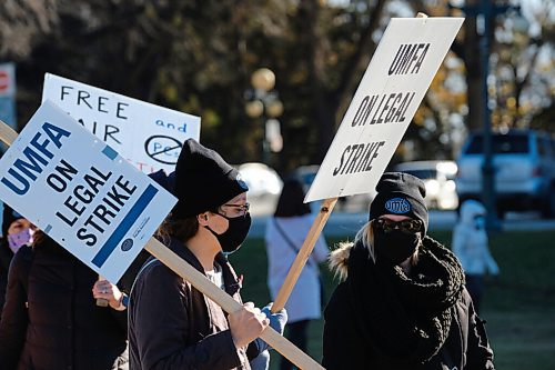 MIKE DEAL / WINNIPEG FREE PRESS
Students and members of UMFA rally in support of nursing educators on the steps of the Manitoba Legislative building Tuesday afternoon.
211109 - Tuesday, November 09, 2021.