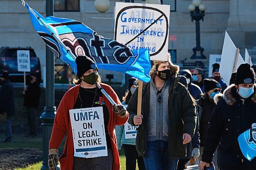 MIKE DEAL / WINNIPEG FREE PRESS
Students and members of UMFA rally in support of nursing educators on the steps of the Manitoba Legislative building Tuesday afternoon.
211109 - Tuesday, November 09, 2021.