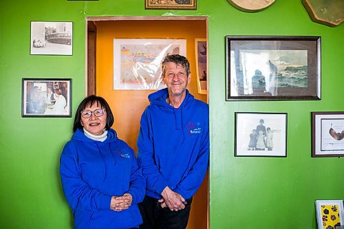 MIKAELA MACKENZIE / WINNIPEG FREE PRESS

Inuit carver Goota Ashoona and her husband, Bob Kussy, pose for a portrait in their home near Elie on Tuesday, Nov. 9, 2021. For Jen story.
Winnipeg Free Press 2021.