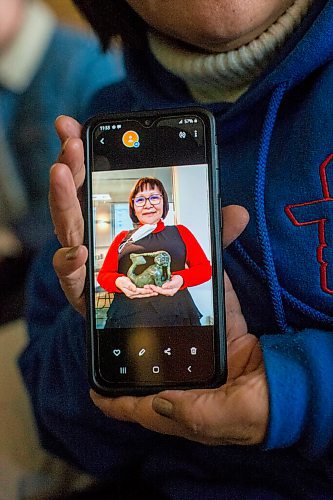 MIKAELA MACKENZIE / WINNIPEG FREE PRESS

Goota Ashoona shows a photo of her holding a mermaid sculpture carved by one of her relatives in her home near Elie on Tuesday, Nov. 9, 2021. For Jen story.
Winnipeg Free Press 2021.