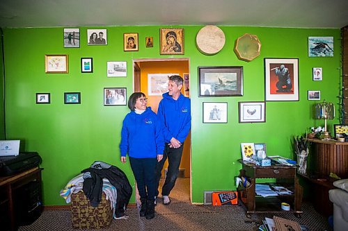 MIKAELA MACKENZIE / WINNIPEG FREE PRESS

Inuit carver Goota Ashoona and her husband, Bob Kussy, pose for a portrait in their home near Elie on Tuesday, Nov. 9, 2021. For Jen story.
Winnipeg Free Press 2021.