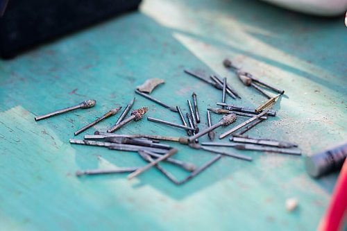 MIKAELA MACKENZIE / WINNIPEG FREE PRESS

Tools on Inuit carver Goota Ashoona's work bench near Elie on Tuesday, Nov. 9, 2021. For Jen story.
Winnipeg Free Press 2021.