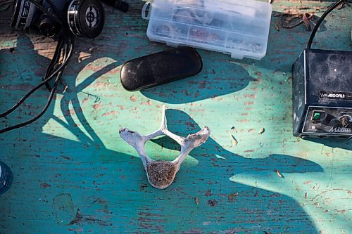 MIKAELA MACKENZIE / WINNIPEG FREE PRESS

A whalebone sits on Inuit carver Goota Ashoona's work bench near Elie on Tuesday, Nov. 9, 2021. For Jen story.
Winnipeg Free Press 2021.