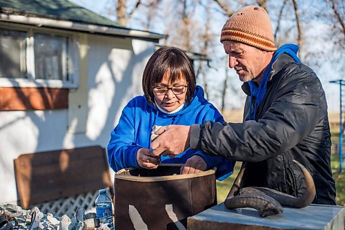 MIKAELA MACKENZIE / WINNIPEG FREE PRESS

Inuit carver Goota Ashoona and her husband, Bob Kussy, look through a bag full of carvings in their yard near Elie on Tuesday, Nov. 9, 2021. For Jen story.
Winnipeg Free Press 2021.