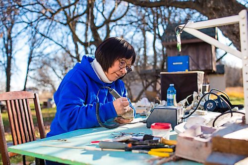 MIKAELA MACKENZIE / WINNIPEG FREE PRESS

Inuit carver Goota Ashoona, who comes from a long line of artists and whose scupture lives outside of Qaumajuq, carves whalebone in her yard near Elie on Tuesday, Nov. 9, 2021. For Jen story.
Winnipeg Free Press 2021.