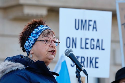 MIKE DEAL / WINNIPEG FREE PRESS
MNU President Darlene Jackson speaks during the rally in front of the Manitoba Legislative building Tuesday afternoon.
Students and members of UMFA rally in support of nursing educators on the steps of the Manitoba Legislative building Tuesday afternoon.
211109 - Tuesday, November 09, 2021.