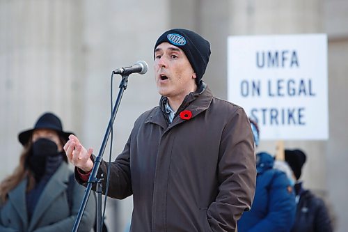 MIKE DEAL / WINNIPEG FREE PRESS
UMFA Vice-President Erik Thomson speaks during the rally in front of the Manitoba Legislative building Tuesday afternoon.
Students and members of UMFA rally in support of nursing educators on the steps of the Manitoba Legislative building Tuesday afternoon.
211109 - Tuesday, November 09, 2021.