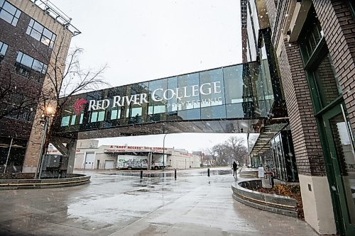 Mike Sudoma / Winnipeg Free Press
The glass walkway that goes over Elgin Avenue which attaches Red River Polytechs Princess and Innovation Centre campuses
November 10, 2021