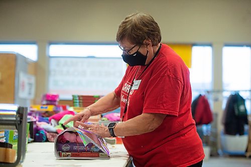 Mike Sudoma / Winnipeg Free Press
Christmas Cheer Board volunteer, Diane Seewald, wraps up donation packages at the Christmas Cheer Boards headquarters Wednesday afternoon
November 10, 2021