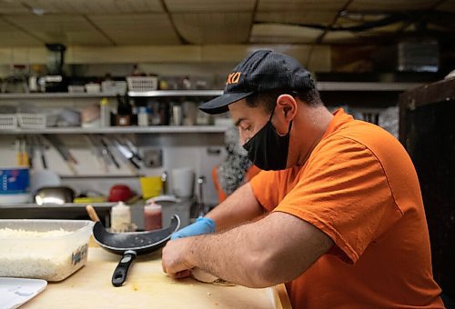 JESSICA LEE / WINNIPEG FREE PRESS

Badis Maymoni makes a pita pie at Baraka Bakery on November 10, 2021.








