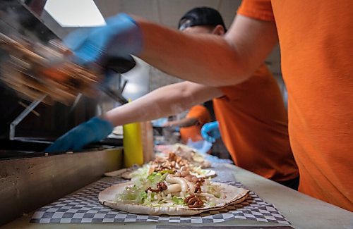 JESSICA LEE / WINNIPEG FREE PRESS

Shawarma is prepared at Baraka Bakery on November 10, 2021.





