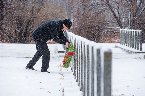 Mike Sudoma / Winnipeg Free Press
Kevin Lamoureux lays a wreathe in front of a head stone prior to a Remembrance Day service at Brookside Cemetery Thursday morning.
November 11, 2021