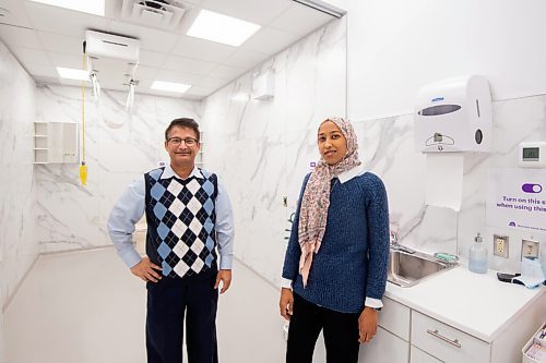 Mike Sudoma / Winnipeg Free Press
(Left to right) Community Services Manager, Siti Abdulle, and volunteer funeral director, Adbul Aziz, inside their new funeral facility inside the Winnipeg Grand Mosque Wednesday evening.
November 10, 2021
