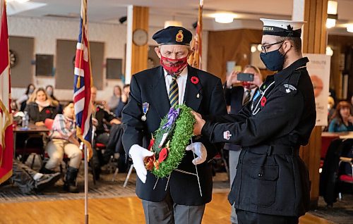 JESSICA LEE / WINNIPEG FREE PRESS

Ron Mazurat places a wreath at Elmwood Legion on November 11, 2021 for Remembrance Day ceremonies.





