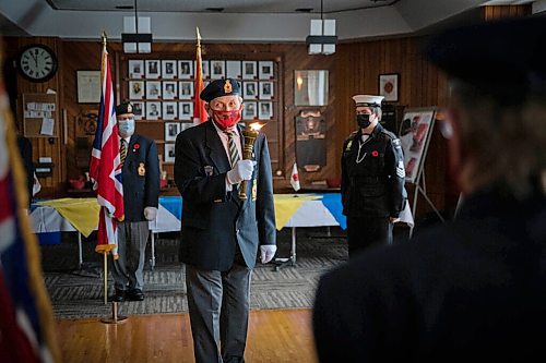 JESSICA LEE / WINNIPEG FREE PRESS

Ron Mazurat holds a torch at Elmwood Legion on November 11, 2021 for Remembrance Day ceremonies.







