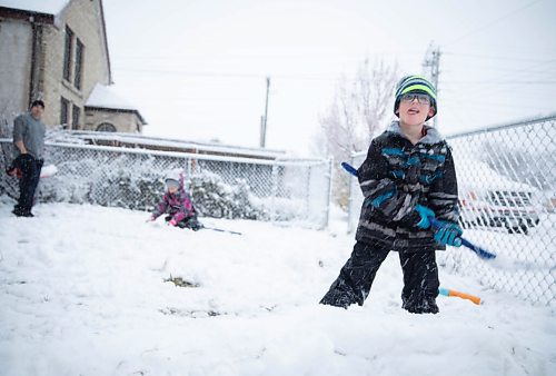 JESSICA LEE / WINNIPEG FREE PRESS

Kale Buffington, 5, (right) plays with snow in the front of his home in Elmwood on November 11, 2021 while his sister, Skye, 7, builds an igloo and their dad Chris, watches.







