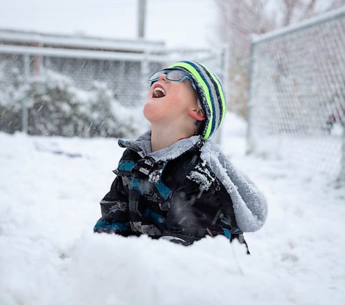 JESSICA LEE / WINNIPEG FREE PRESS

Kale Buffington, 5, takes a break from playing with snow on his front yard in Elmwood on November 11, 2021 to catch snowflakes on his tongue.









