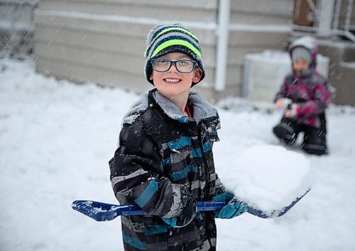 JESSICA LEE / WINNIPEG FREE PRESS

Kale Buffington, 5, takes a break from playing with snow on his front yard in Elmwood on November 11, 2021 to smile for a photo. His sister Skye, 7, builds an igloo.






