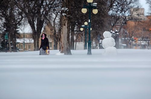 MIKE DEAL / WINNIPEG FREE PRESS
An unfinished snowman sits on the blustery grounds of the Manitoba Legislative building Friday morning.
211112 - Friday, November 12, 2021.