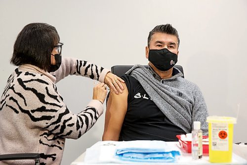 MIKE DEAL / WINNIPEG FREE PRESS
Ted Bland, assistant to Grand Chief Garrison Settee, Manitoba Keewatinowi Okimakanak, receives here flu shot from Mirenda Sutherland a public health nurse with the WRHA.
Grand Chief Garrison Settee, Manitoba Keewatinowi Okimakanak, and other members of the MKO staff received their flu shots at the MKO office prior to the start of a press conference with Dr. Brent Roussin, Manitobas Chief Provincial Public Health Officer, urging First Nations people to get the flu shot in Manitoba.
211112 - Friday, November 12, 2021.