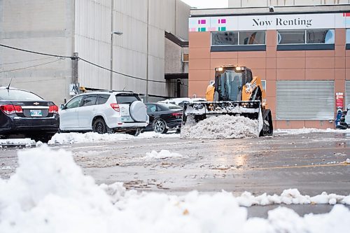 Mike Sudoma / Winnipeg Free Press
A front end loader clears snow out of a parking lot at the intersection of Kennedy St and Graham Ave Friday afternoon
November 12, 2021