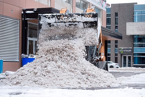 Mike Sudoma / Winnipeg Free Press
A front end loader clears snow out of a parking lot at the intersection of Kennedy St and Graham Ave Friday afternoon
November 12, 2021