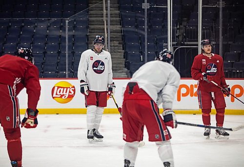 JESSICA LEE / WINNIPEG FREE PRESS

Blake Wheeler (second from left) is photographed at Canada Life Centre during practice on November 12, 2021.




