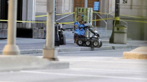 BORIS.MINKEVICH@FREEPRESS.MB.CA  100606 BORIS MINKEVICH / WINNIPEG FREE PRESS Police bomb squad about to blow up a suspicous suitcase at Portage and Garry.