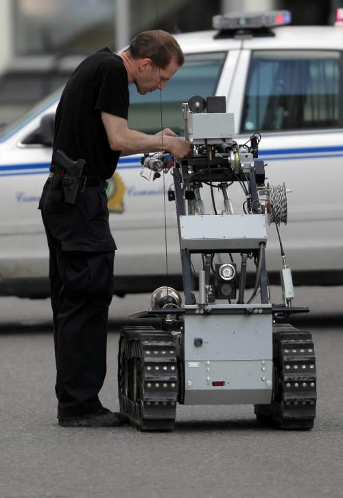 BORIS.MINKEVICH@FREEPRESS.MB.CA  100606 BORIS MINKEVICH / WINNIPEG FREE PRESS Police bomb squad get's Dean the robot ready to blow up a suspicous suitcase at Portage and Garry.