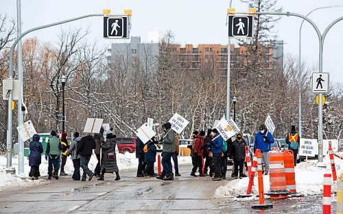 MIKE DEAL / WINNIPEG FREE PRESS
UMFA picketers on University Crescent at the University of Manitoba's Fort Garry campus Monday morning.
211115 - Monday, November 15, 2021.