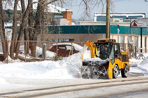 MIKE DEAL / WINNIPEG FREE PRESS
A snow clearing vehicle makes its way along the bike path on Chevrier Boulevard Monday morning.
211115 - Monday, November 15, 2021.