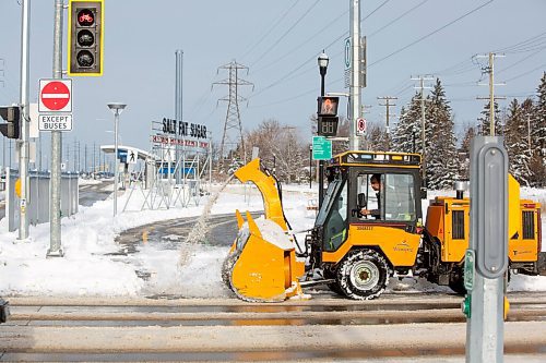 MIKE DEAL / WINNIPEG FREE PRESS
A snow clearing vehicle makes its way along the bike path on Chevrier Boulevard Monday morning.
211115 - Monday, November 15, 2021.